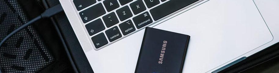 Jeder hat es schon einmal erlebt: Eine extrene USB Festplatte ist gemountet (eingebunden) und lässt sich nicht mehr auswerfen (eject), es steht lediglich der Satz im Finder “The disk “Samsung_SSD” is in use and could not be ejected” bzw. die Deutsche Finderausgabe “Das Wechselmedium “Samsung_SSD” wird gerade verwendet und kann nicht ausgeworfen werden.” Welches Programm oder welche Datei den Auswurf verhindert, wird leider nicht angezeigt.
<img class="alignleft size-medium wp-image-1484" src="https://www.designrhein.de/wp-content/uploads/2019/03/manpage-lsof-300x194.jpg" alt="" width="300" height="194" />
Mit dem <strong>Terminal Programm lsof</strong> <a href="https://de.wikipedia.org/wiki/Lsof" target="_blank" rel="noopener">(list open files)</a> kann man sich schnell auf die Suche nach der geöffneten/benutzten Dateien machen, die ein sicheres Entfernen/Auswurf der externen Festplatte verhindert.
<strong>Die Anfänger-Methode:</strong>
Um alle eingebunden Laufwerke zu scannen, folgenden Befehl im Terminal schreiben:
<em><span style="color: #808080;">lsof +D /Volume/Die_Festplatte_die_Ausgeworfen_werden_soll</span></em>
In meinem Fall ist es die Samsung_SDD somit lautet der Befehl "lsof +D /Volume/Samung_SSD" Das ganze dauert ca. 1-2 Minuten.
Die Ausgabe zeigt an, dass die Datei "Bewerbung.doc" vom Programm "Microsoft Word" verwendet wird.
<strong>Für fortgeschrittene Benutzer:</strong>
Das ganze lässt sich beschleunigen, in dem man gezielt auf den Blockdevice sucht das ausgeworfen werden soll, im Terminal folgenden Befehl schreiben:
<span style="color: #808080;"><em>/dev/disk/</em></span> hier Tab drücken um eine Liste mit Disk zu bekommen
in meinem Fall ist das Samsung Laufwerk <em><span style="color: #808080;">/dev/disk/by-path/pci-0000\:00\:05.0-scsi-0\:0\:0\:0-part2</span></em>
Der Vorteil an der letzten Methode ist, dass nicht erst alle Festplatten gescannt werden müssen und es somit lediglich wenige sekunde dauert, bis die Ausgabe erscheint, welche Datei den Auswurf blockiert.
Nach beenden des Programmes Word, kann die Festplatte sicher Ausgeworfen, Entfernt werden.